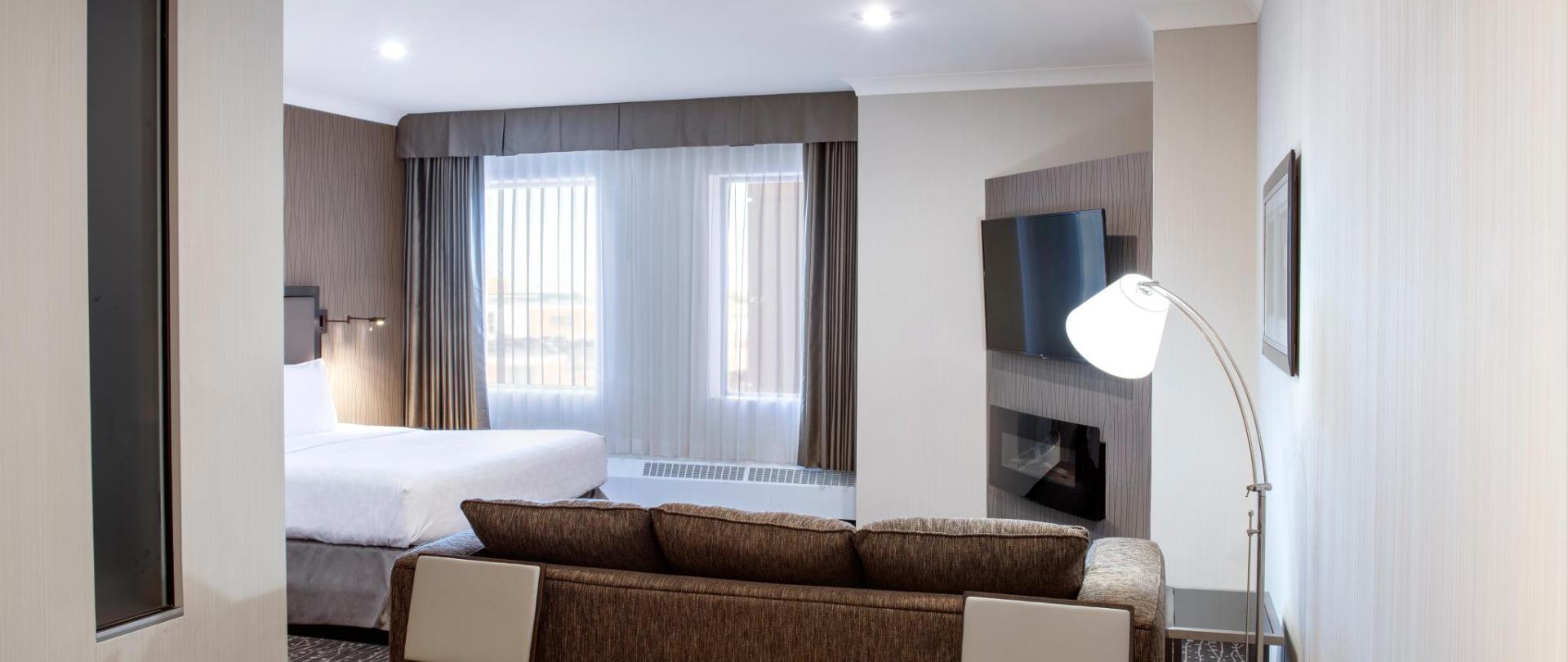 ClarionWpg_0205-Executive Suite King.jpg